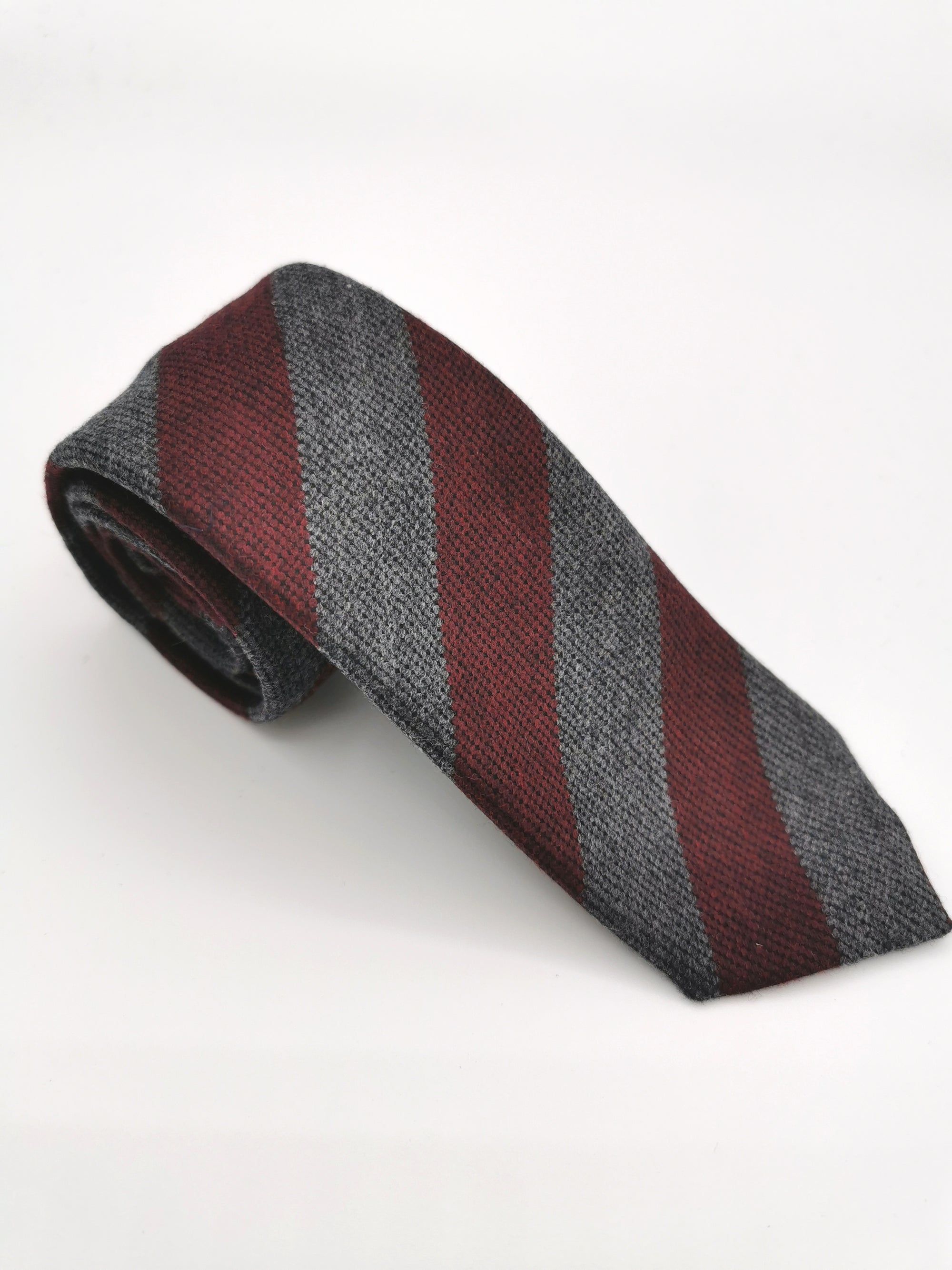 Ferala tie in wool/silk with gray and burgundy stripes
