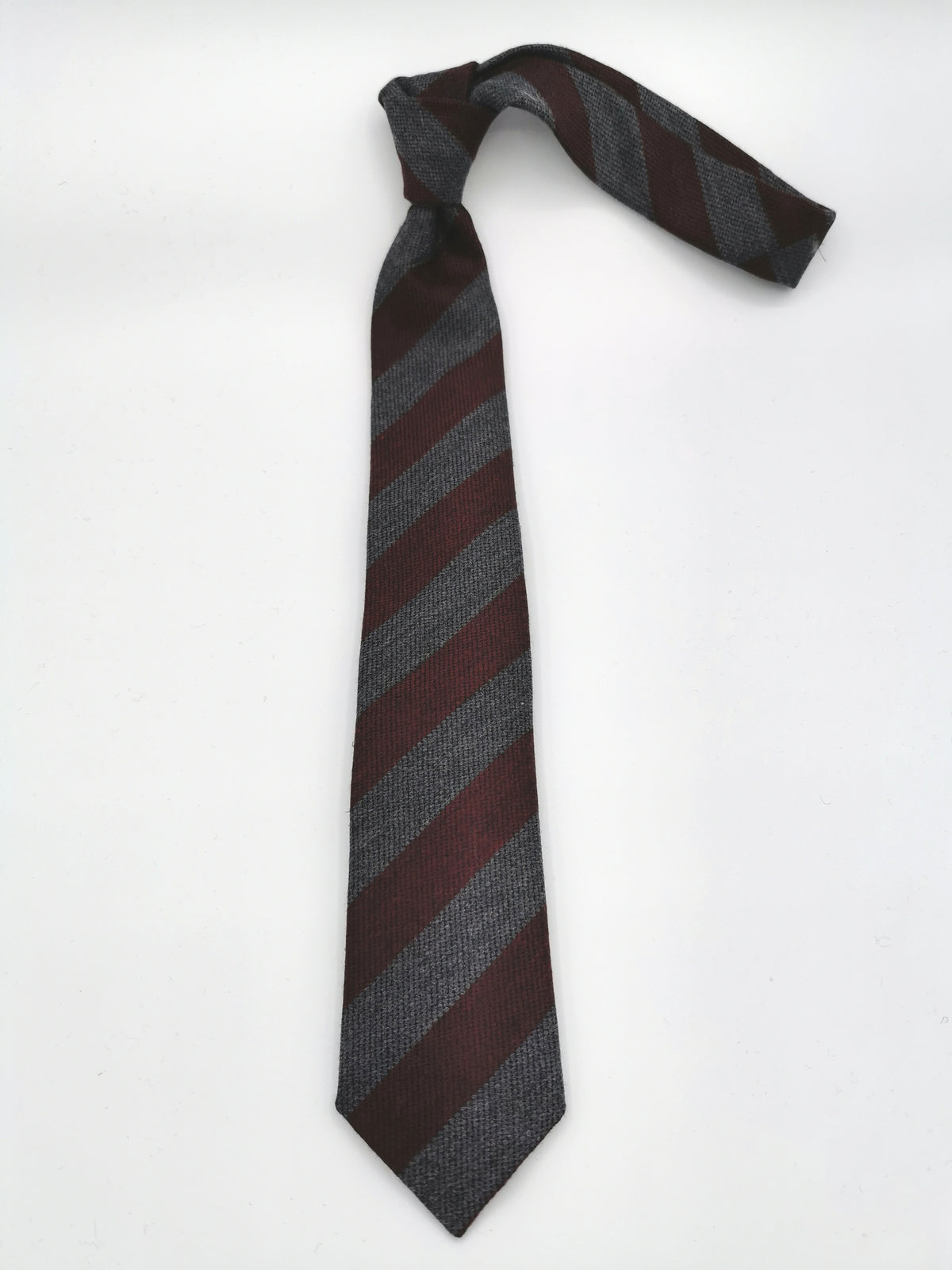 Ferala tie in wool/silk with gray and burgundy stripes