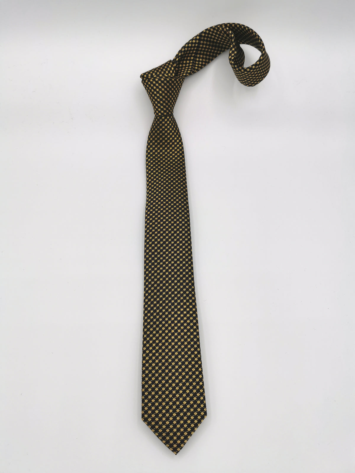 Narrow silk tie with yellow and navy blue diamonds