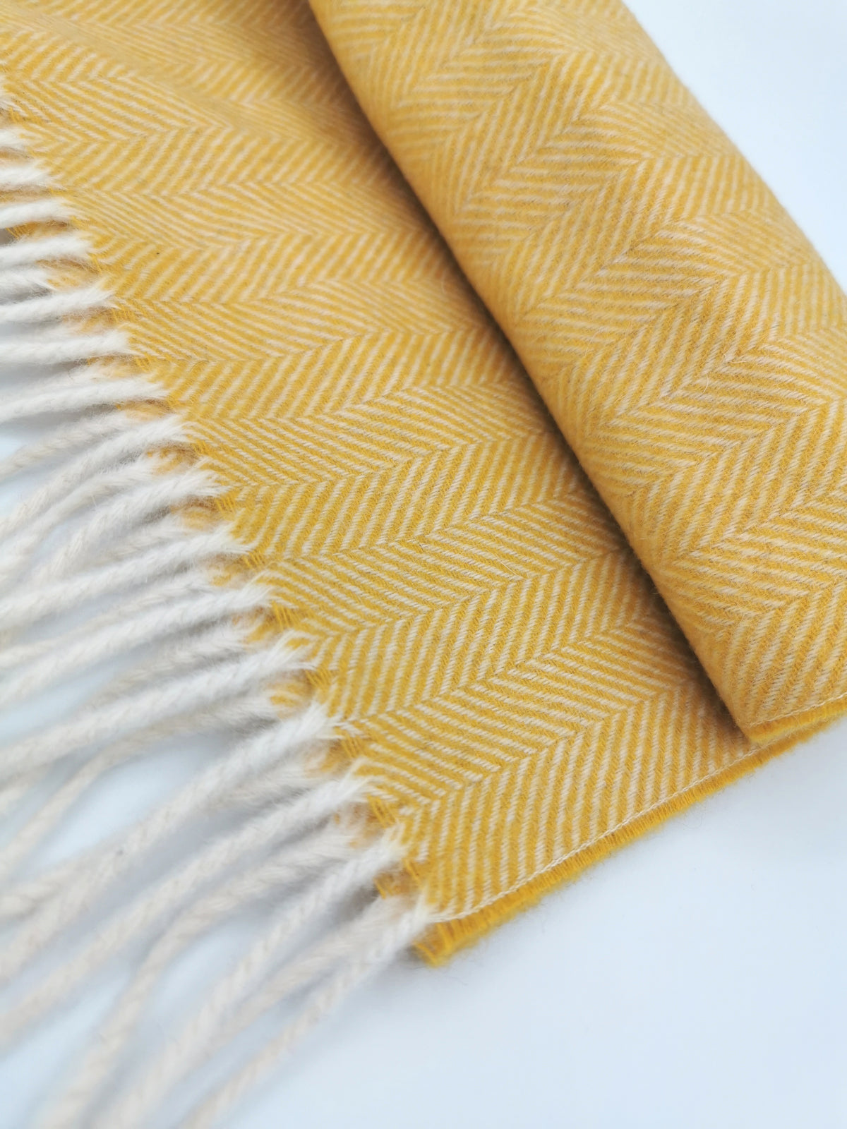 Herringbone cashmere scarf with white fringes