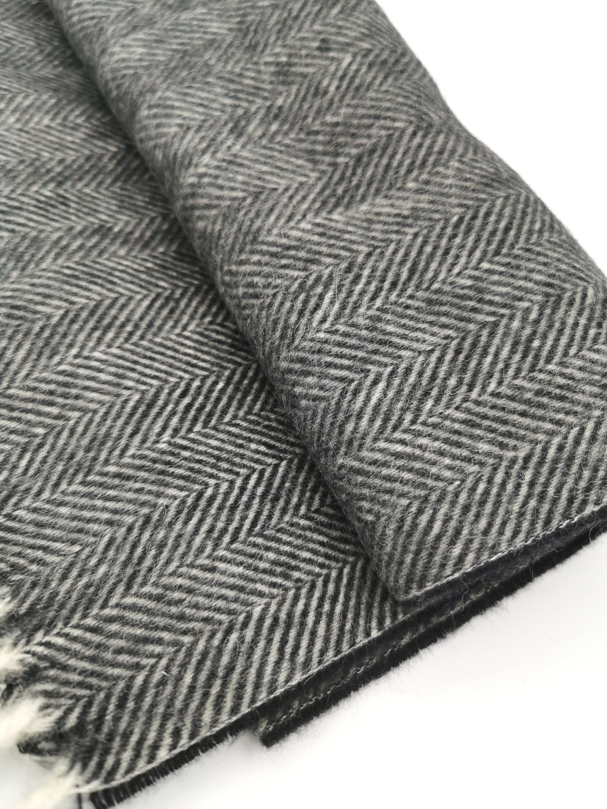 Herringbone cashmere scarf with white fringes