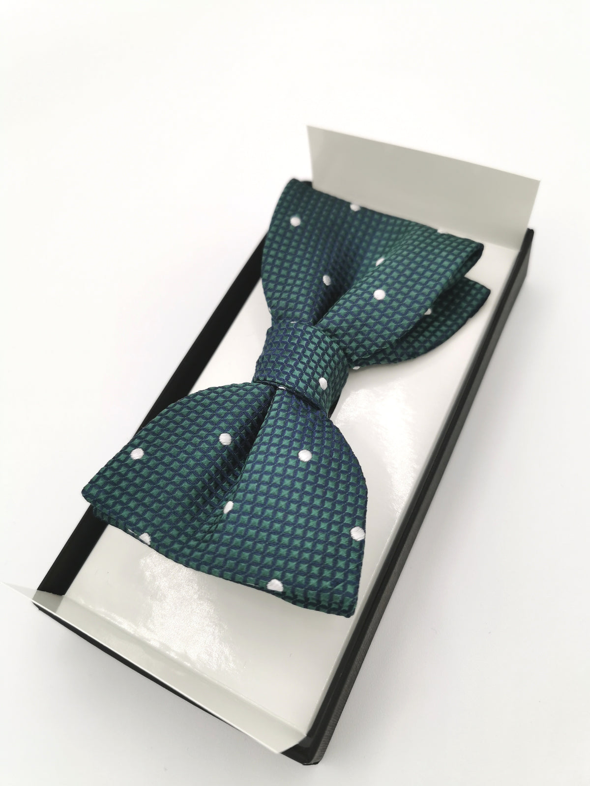 Ferala bow tie in green silk with white dots
