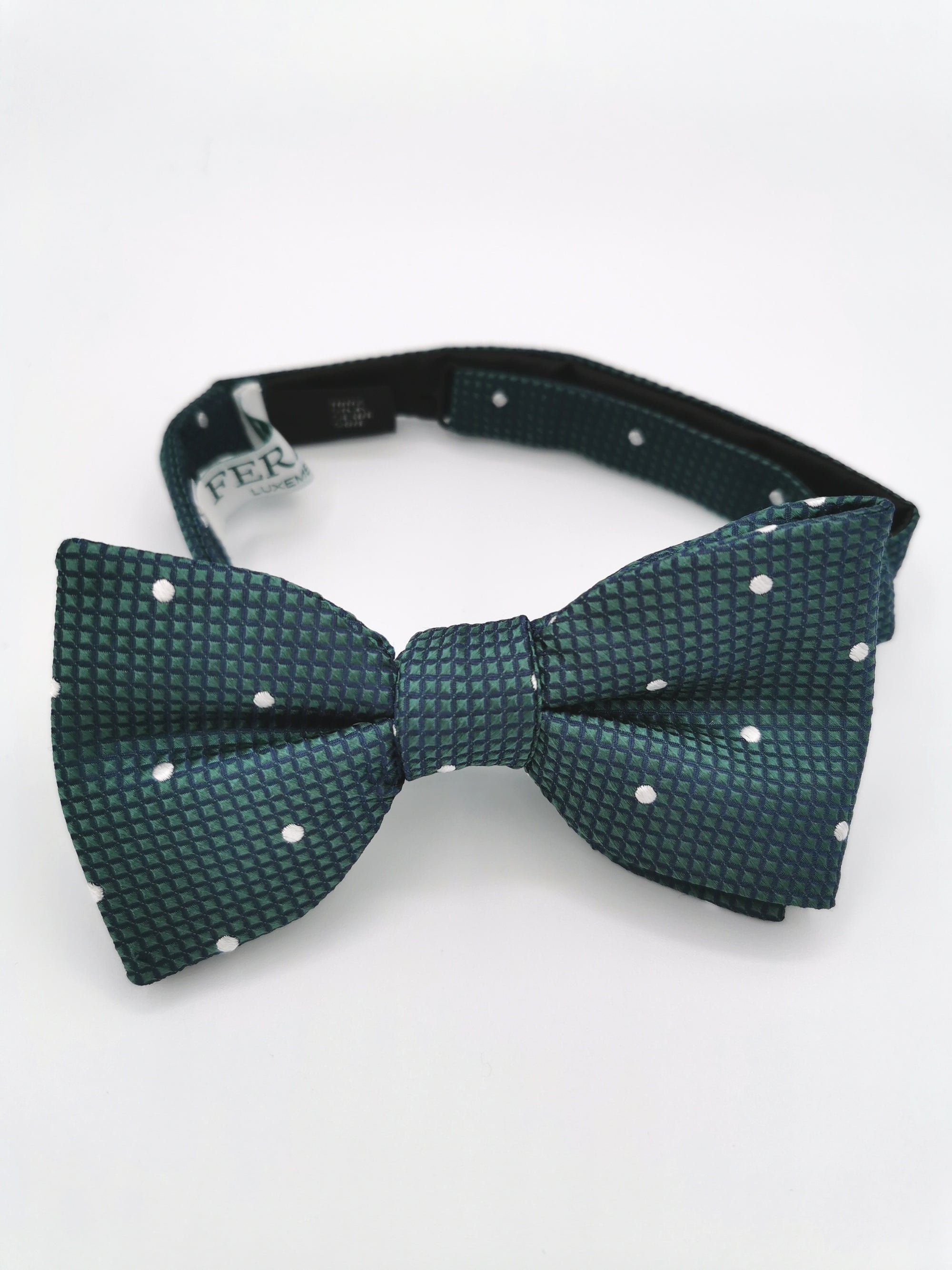 Ferala bow tie in green silk with white dots