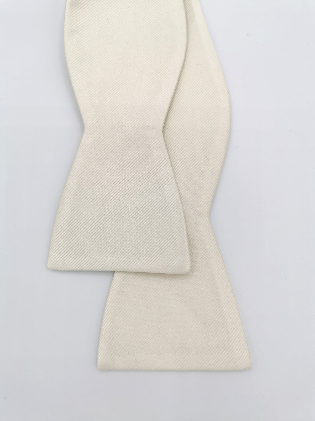 Plain silk twill bow tie