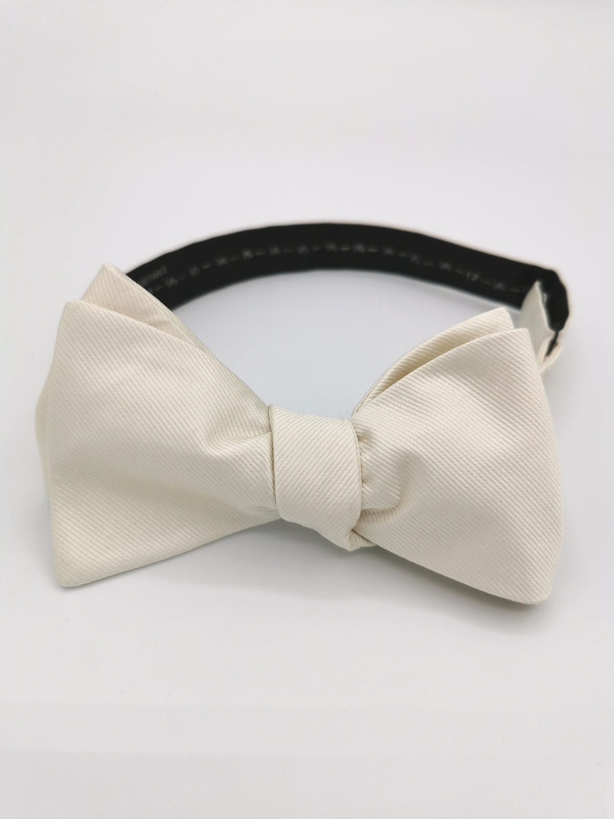 Plain silk twill bow tie