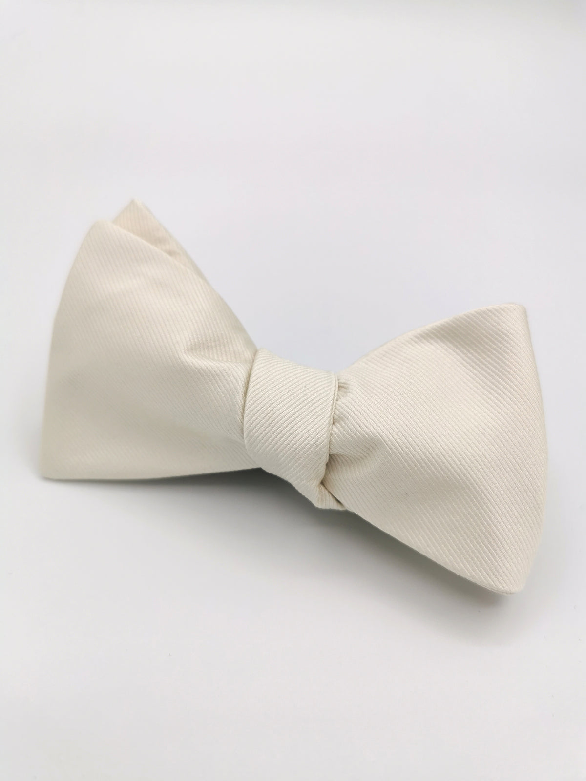 Plain silk twill bow tie