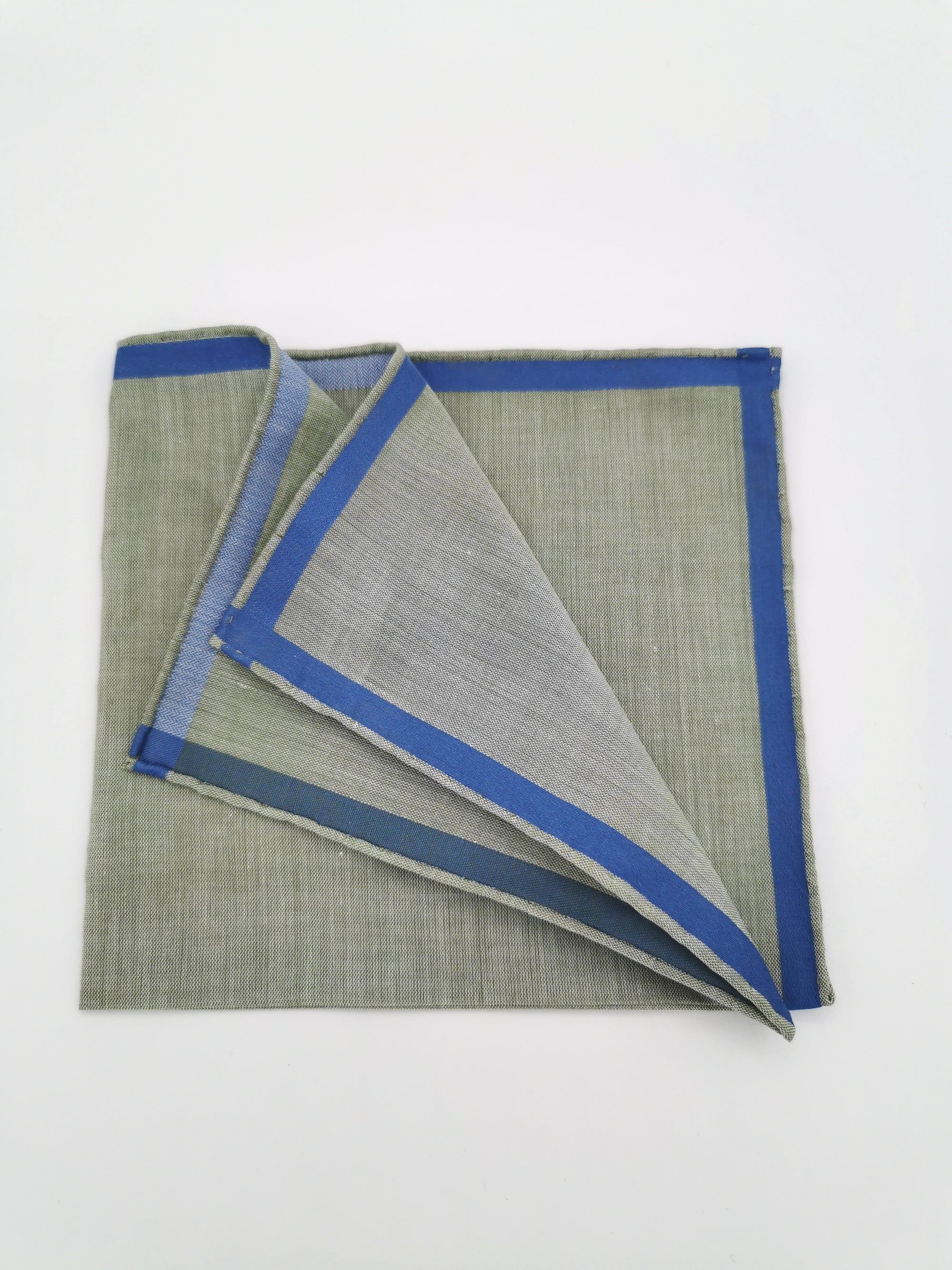 Pochette Simonnot-Godard verte avec bordure en satin bleu