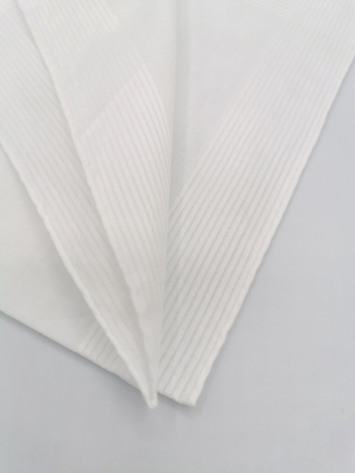 Pochette Simonnot-Godard blanche à quadrillage blanc tissé sur les bords