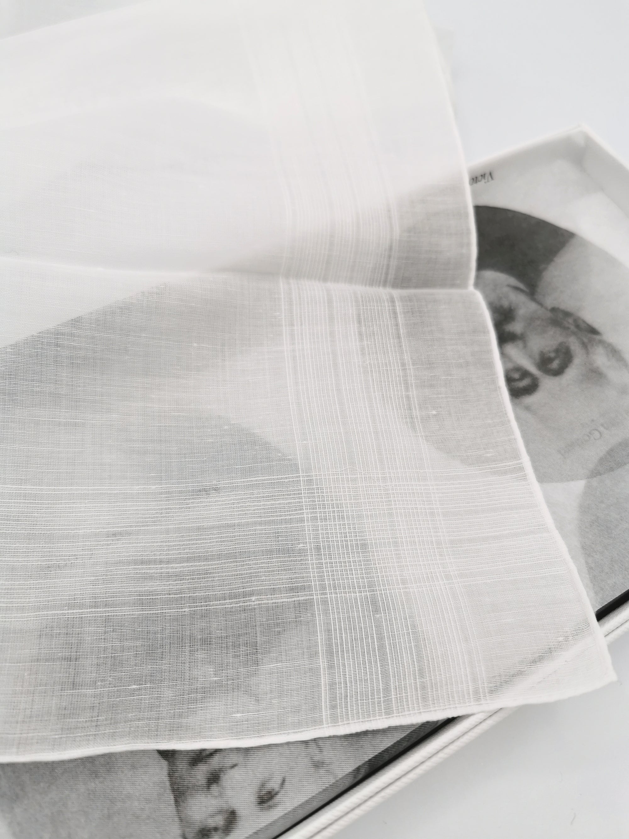 Pochette Simonnot-Godard blanche avec plusieurs bandes tissées sur les bords, Archives Collection