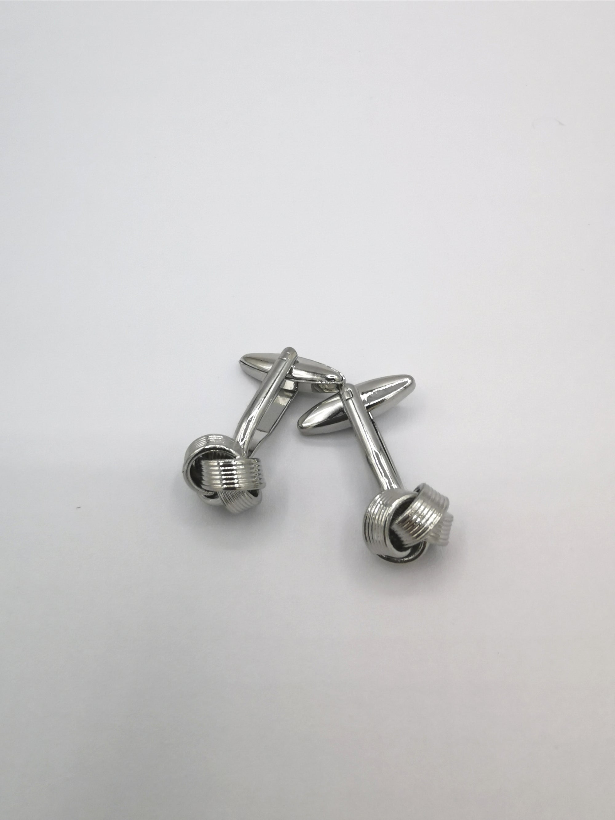 <p id="isPasted">ENGRAVED METAL KNOT CUFFLINKS</p>