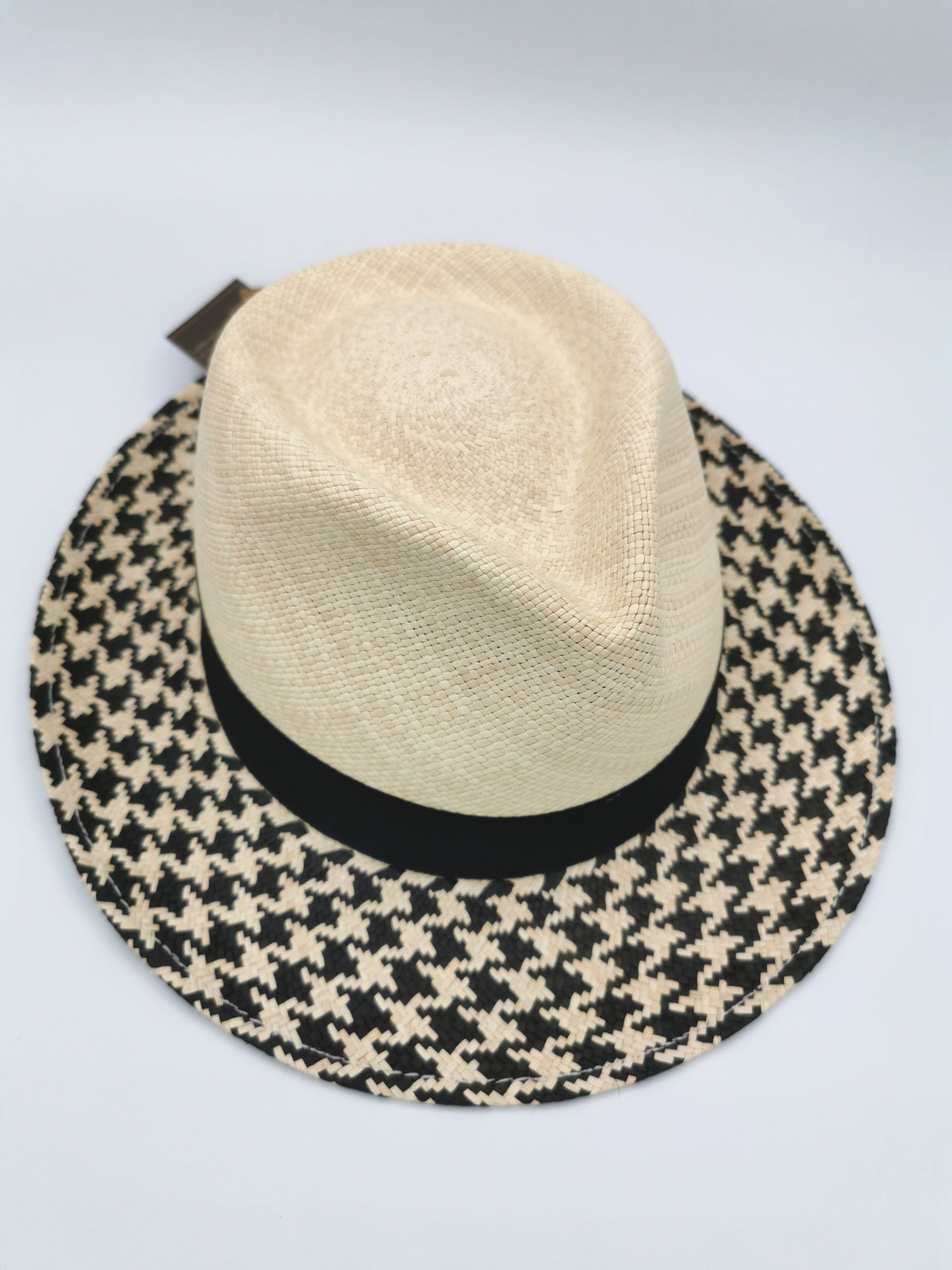 Short Panama hat in natural and black colors and black headband