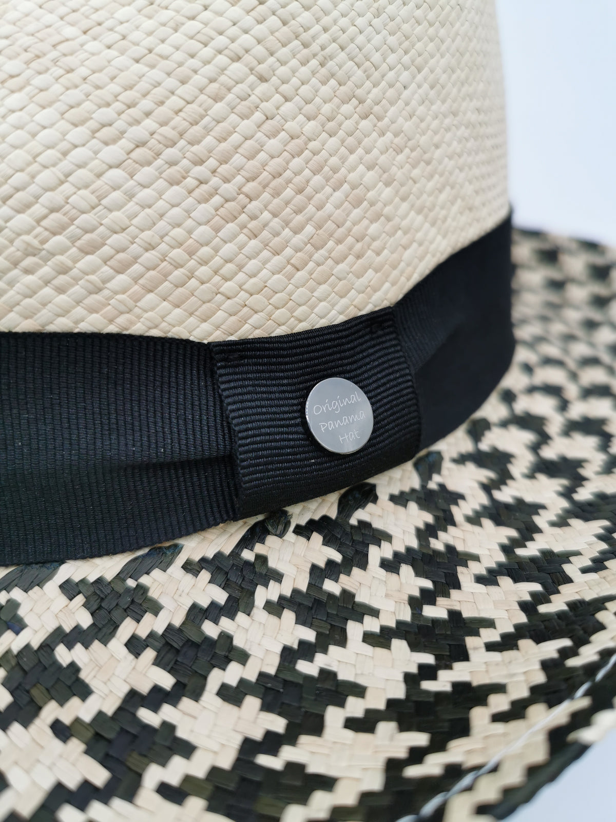 Short Panama hat in natural and black colors and black headband