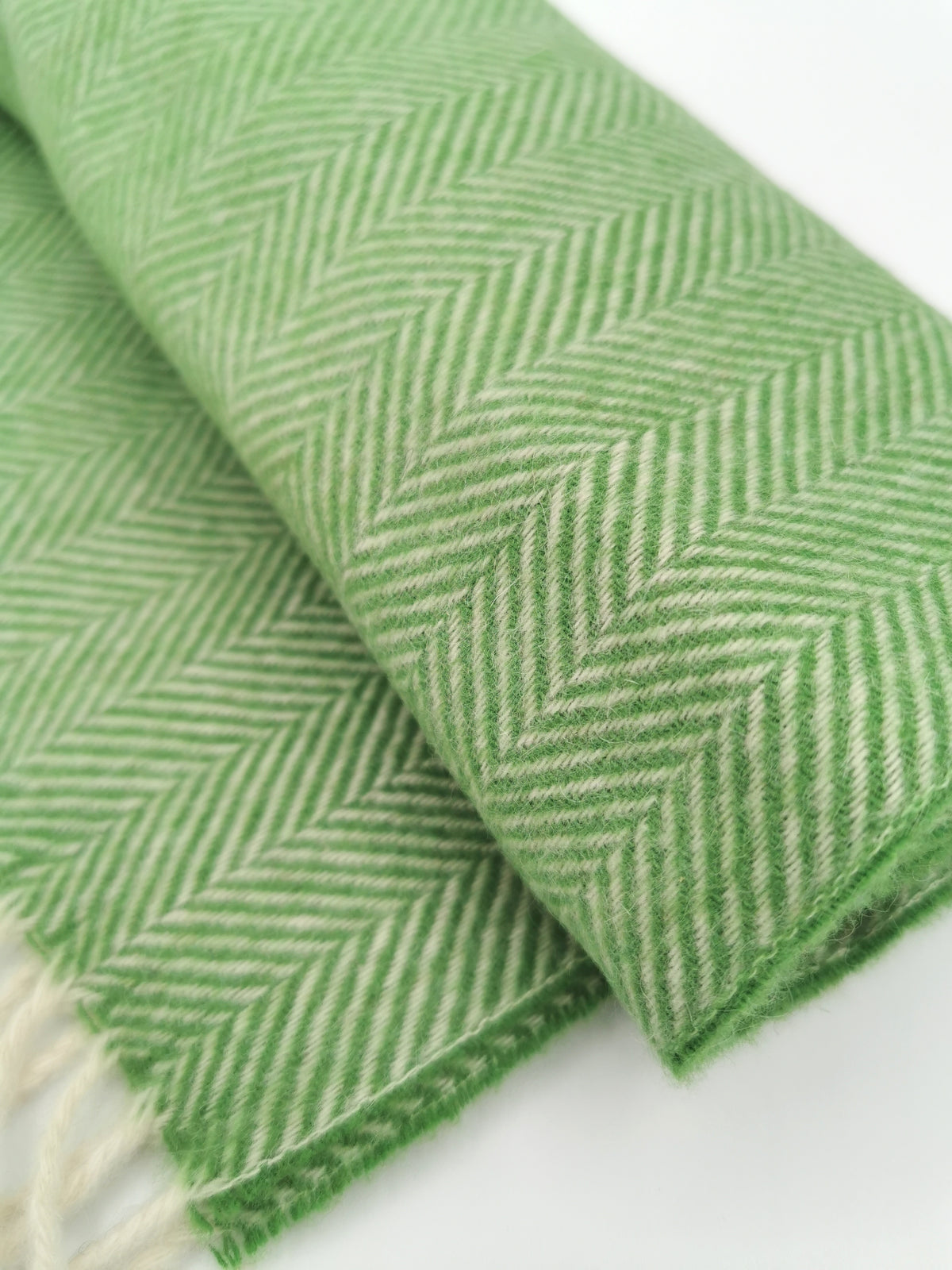 Herringbone cashmere scarf with white fringes