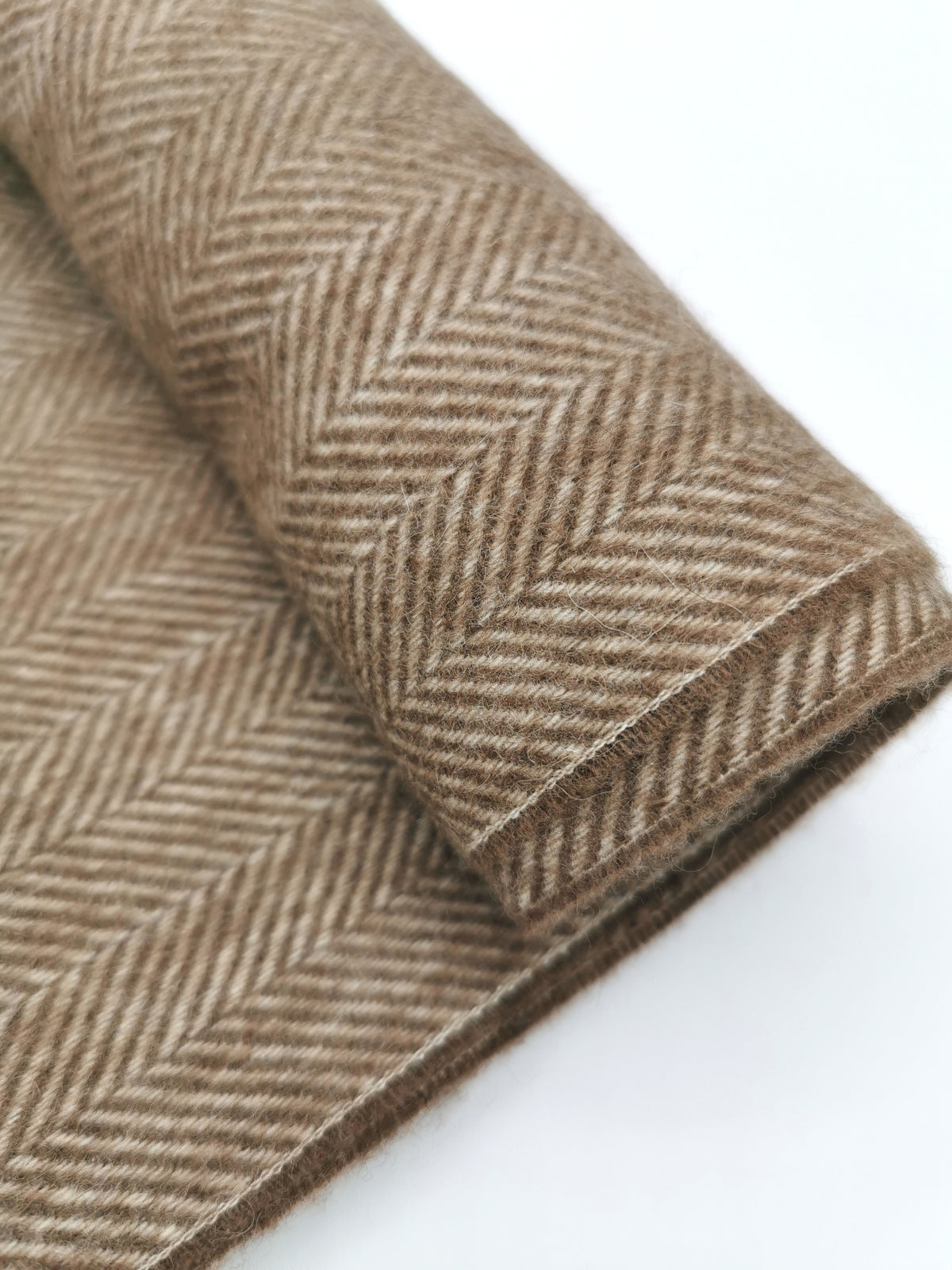 Herringbone cashmere scarf with white fringes