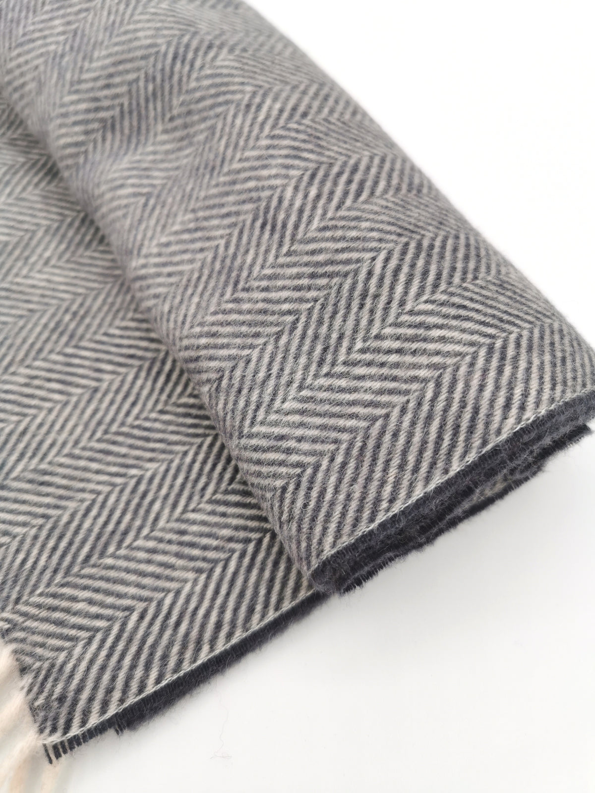 Herringbone cashmere scarf with white fringes