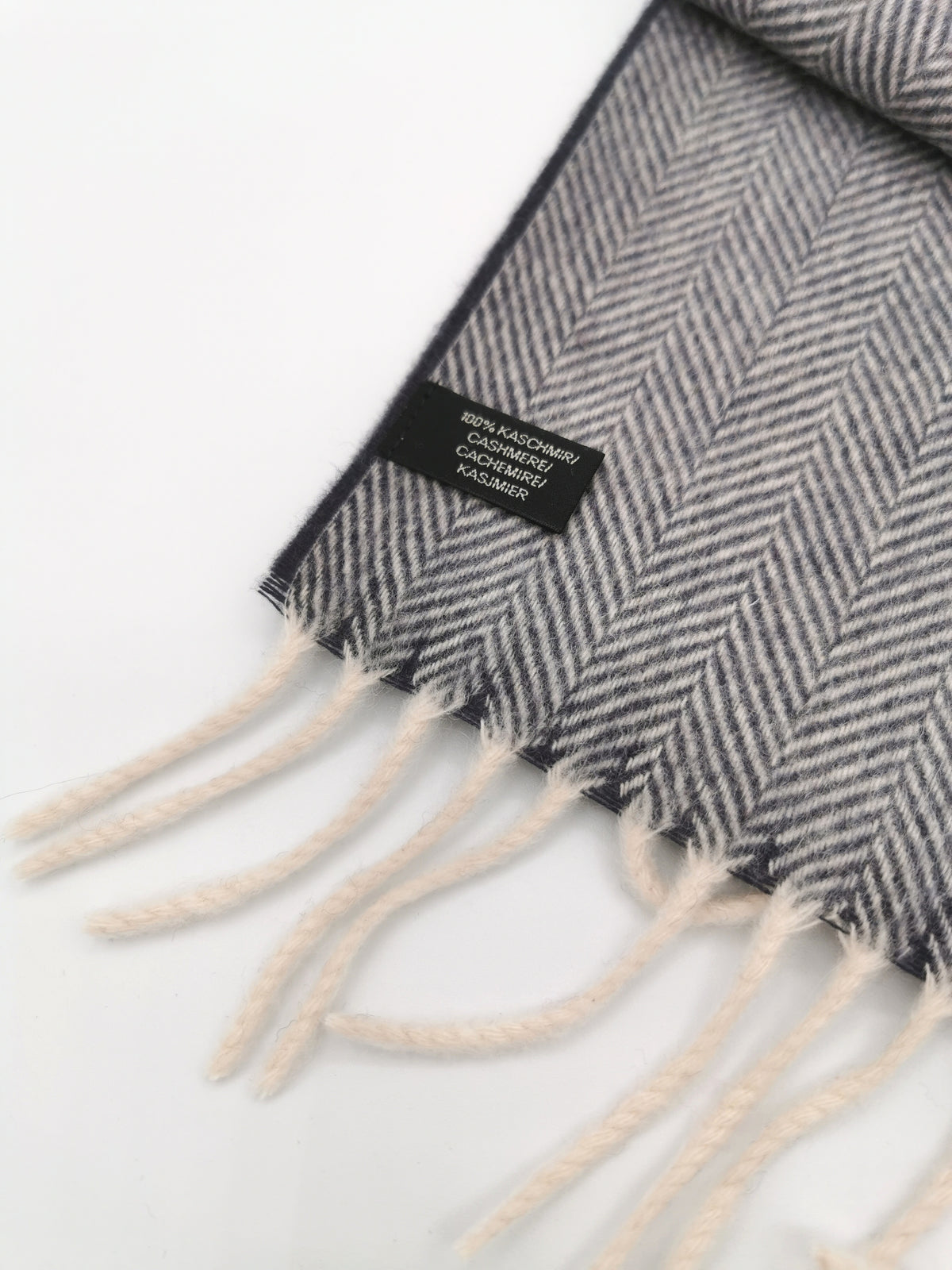 Herringbone cashmere scarf with white fringes