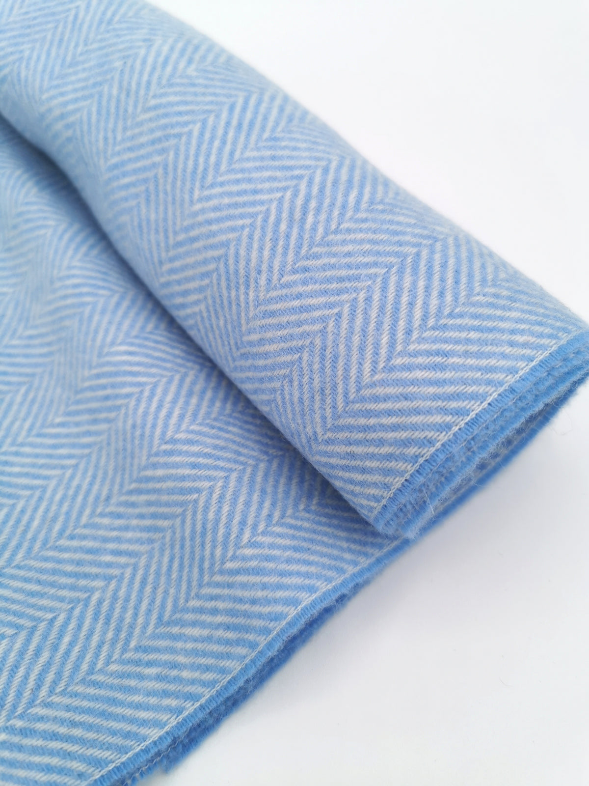 Herringbone cashmere scarf with white fringes