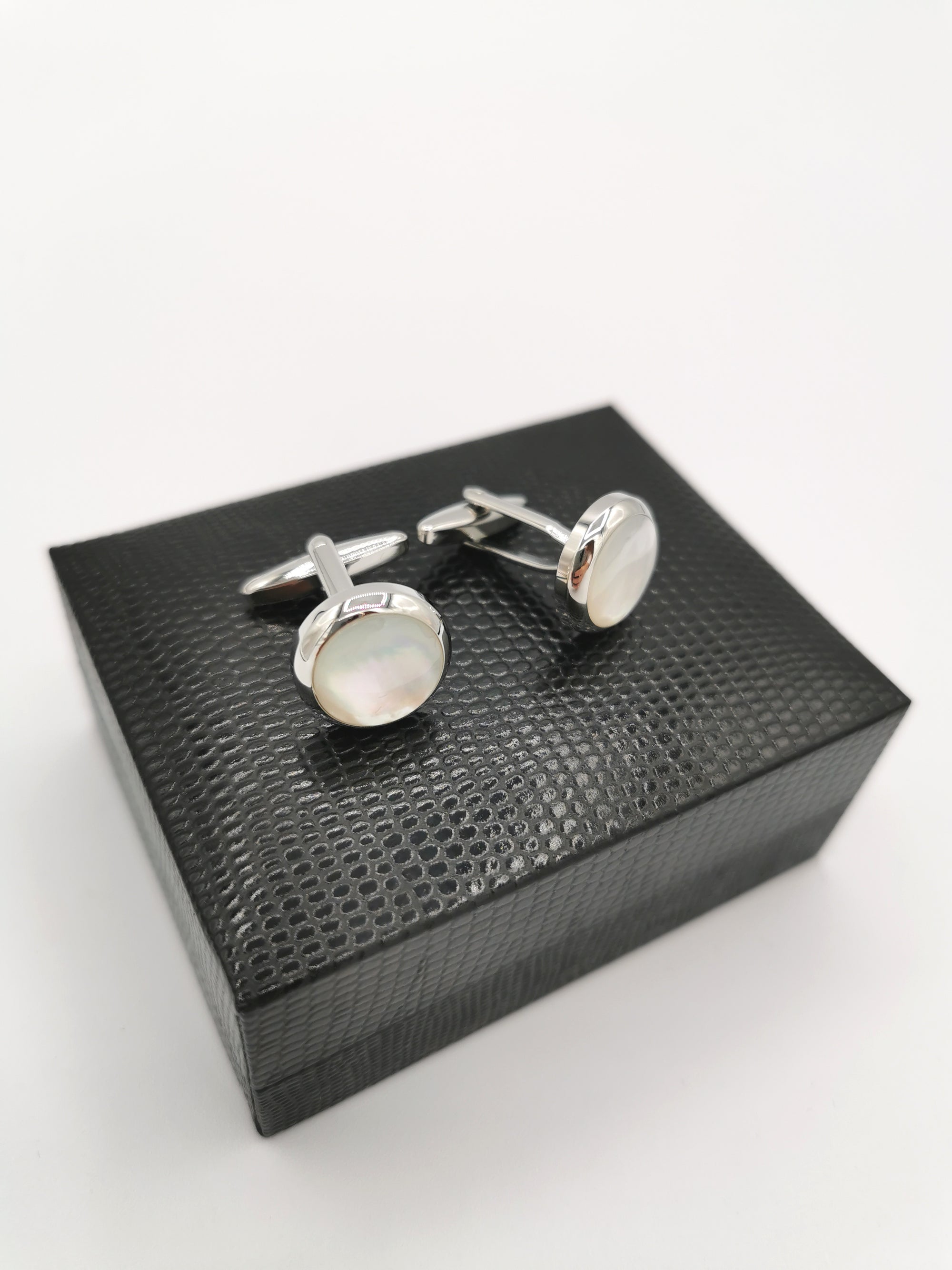 <p id="isPasted">CUFFLINKS, ROUND IN MOTHER OF PEARL</p>