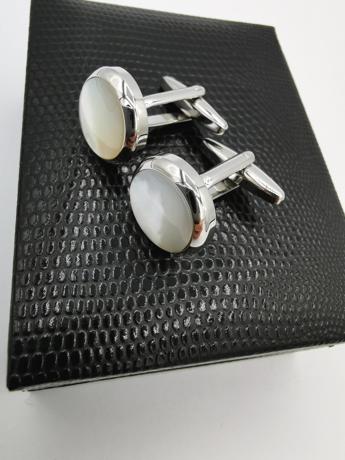 &lt;p id=&quot;isPasted&quot;&gt;CUFFLINKS, ROUND IN MOTHER OF PEARL&lt;/p&gt;