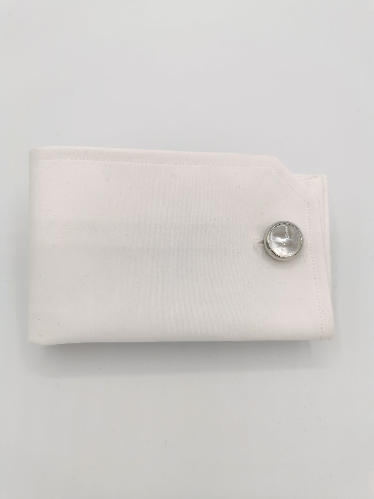 &lt;p id=&quot;isPasted&quot;&gt;CUFFLINKS, ROUND IN MOTHER OF PEARL&lt;/p&gt;