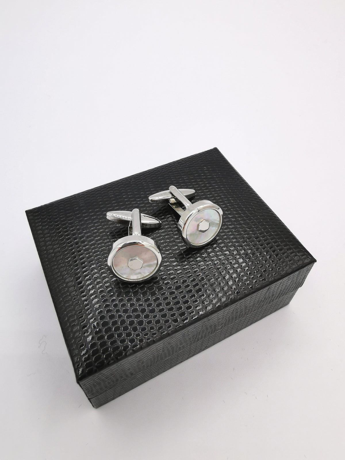 &lt;p id=&quot;isPasted&quot;&gt;HEXY MIDDLE CUFFLINKS&lt;/p&gt;