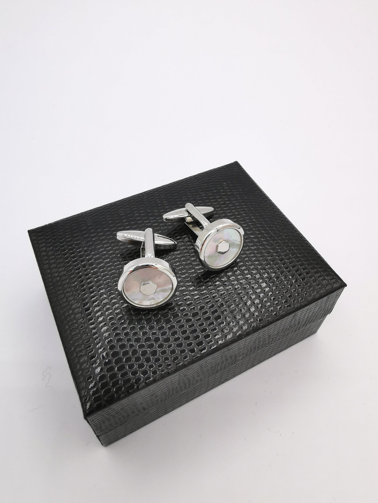 <p id="isPasted">HEXY MIDDLE CUFFLINKS</p>