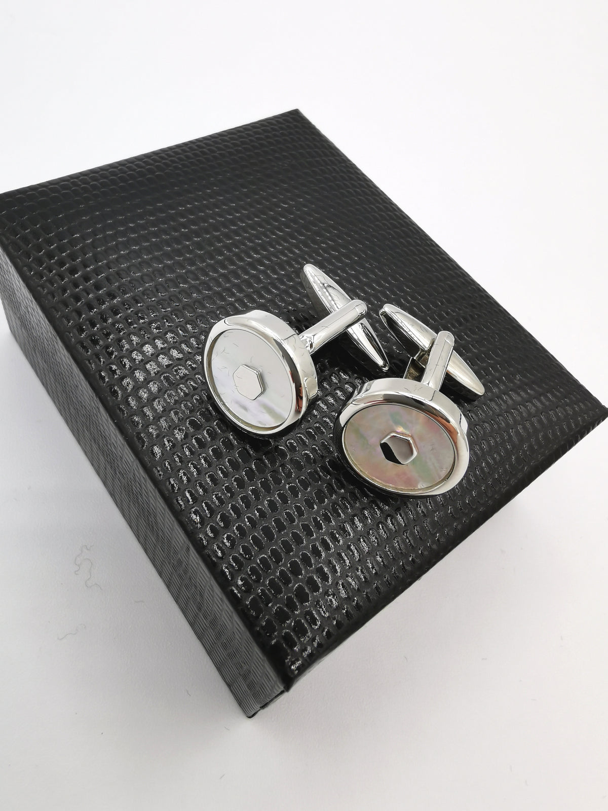 &lt;p id=&quot;isPasted&quot;&gt;HEXY MIDDLE CUFFLINKS&lt;/p&gt;