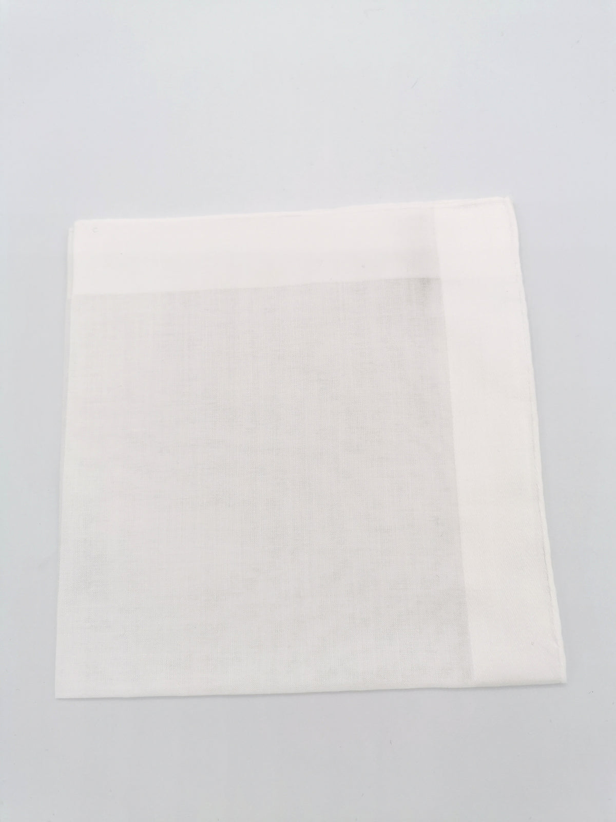 Pochette Simonnot-Godard blanche avec bordure en satin blanc