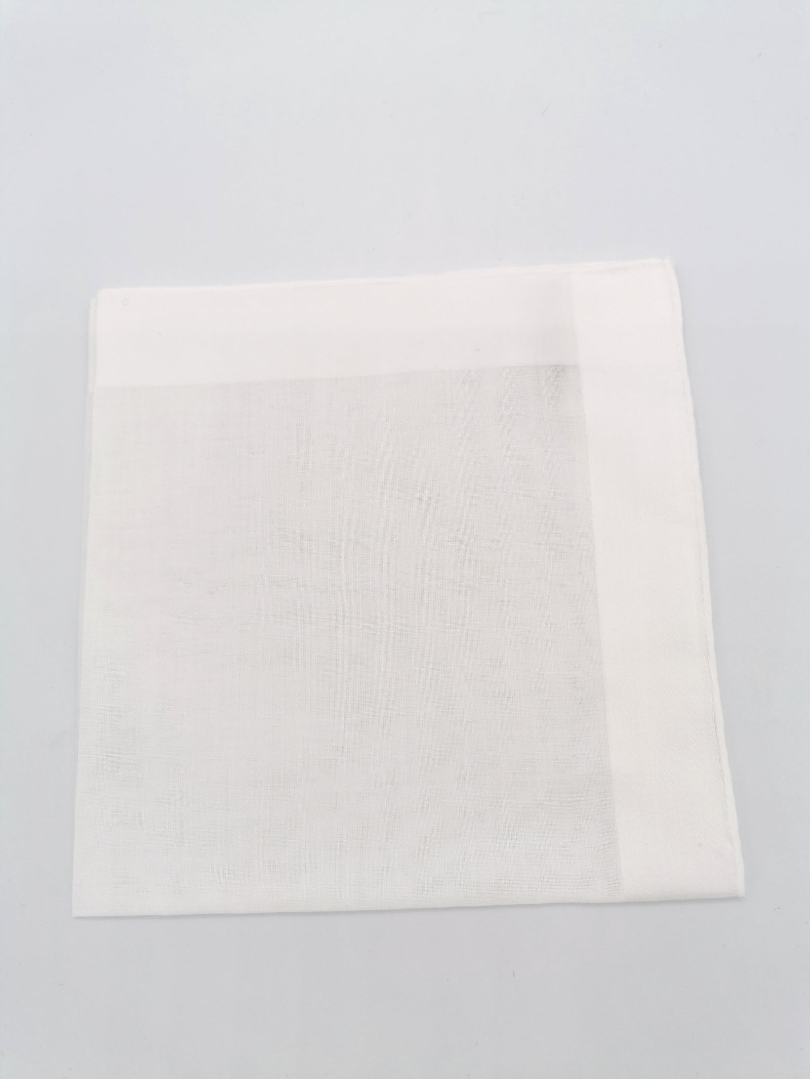 Pochette Simonnot-Godard blanche avec bordure en satin blanc