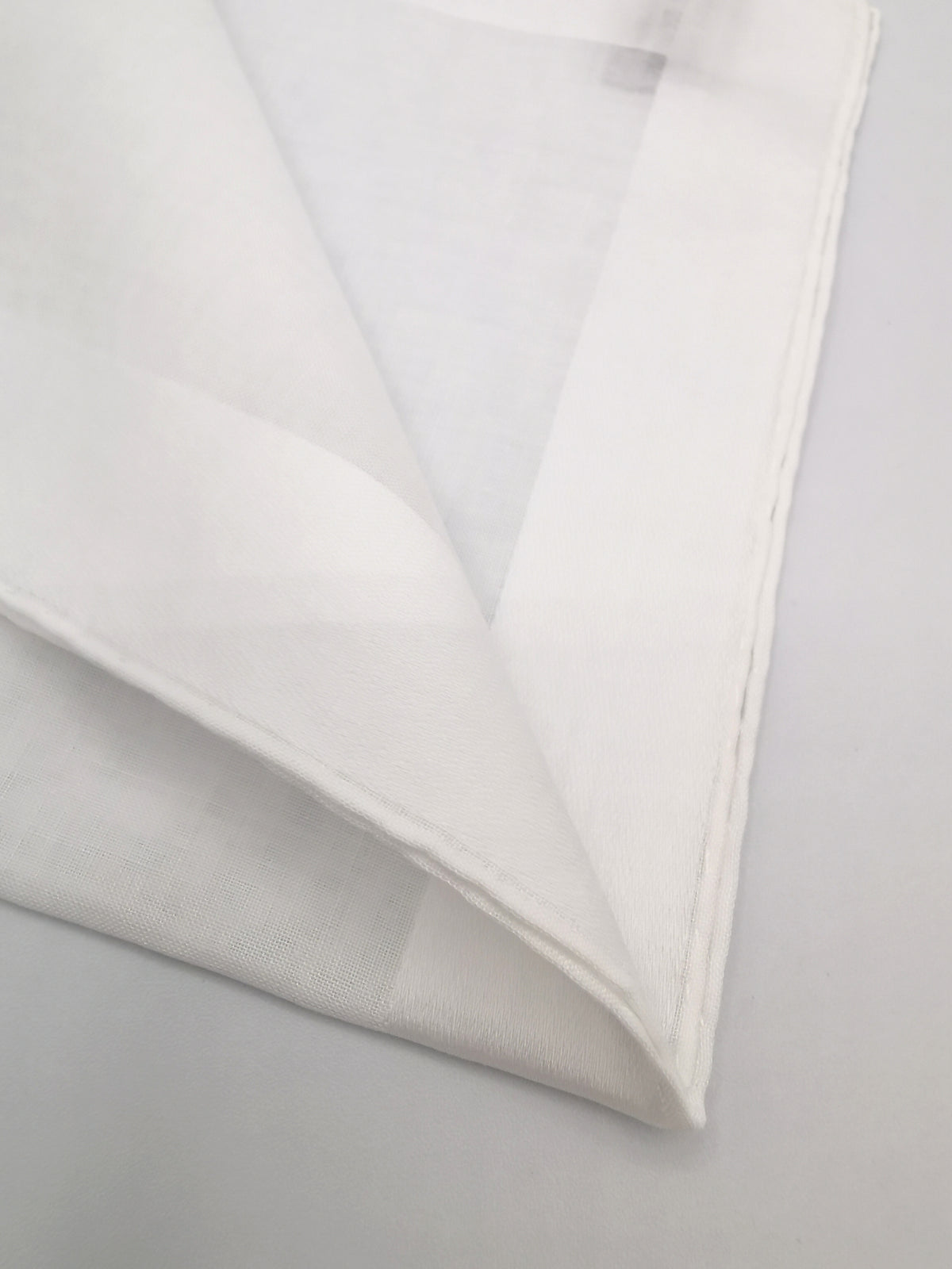 Pochette Simonnot-Godard blanche avec bordure en satin blanc