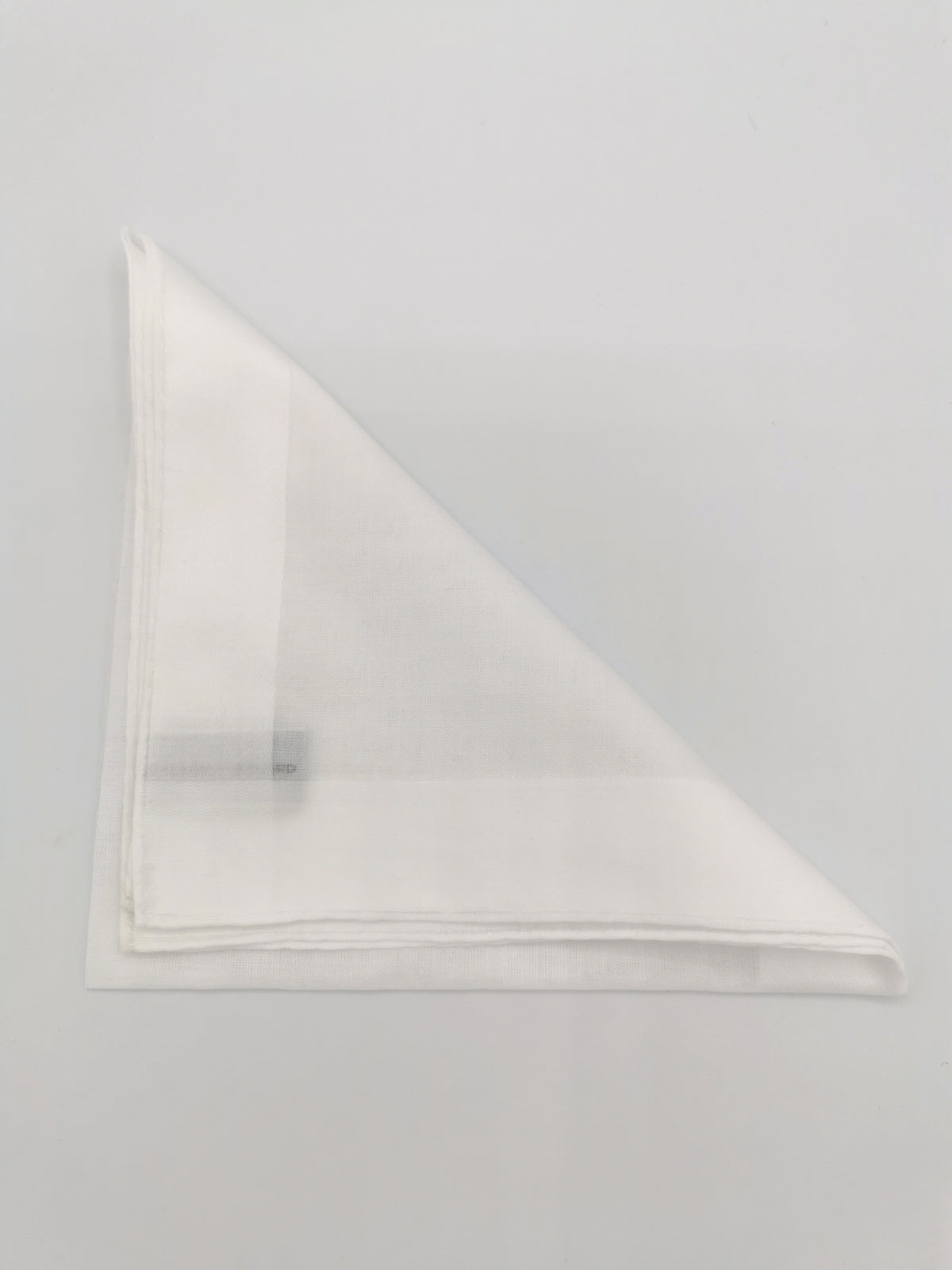 Pochette Simonnot-Godard blanche avec bordure en satin blanc