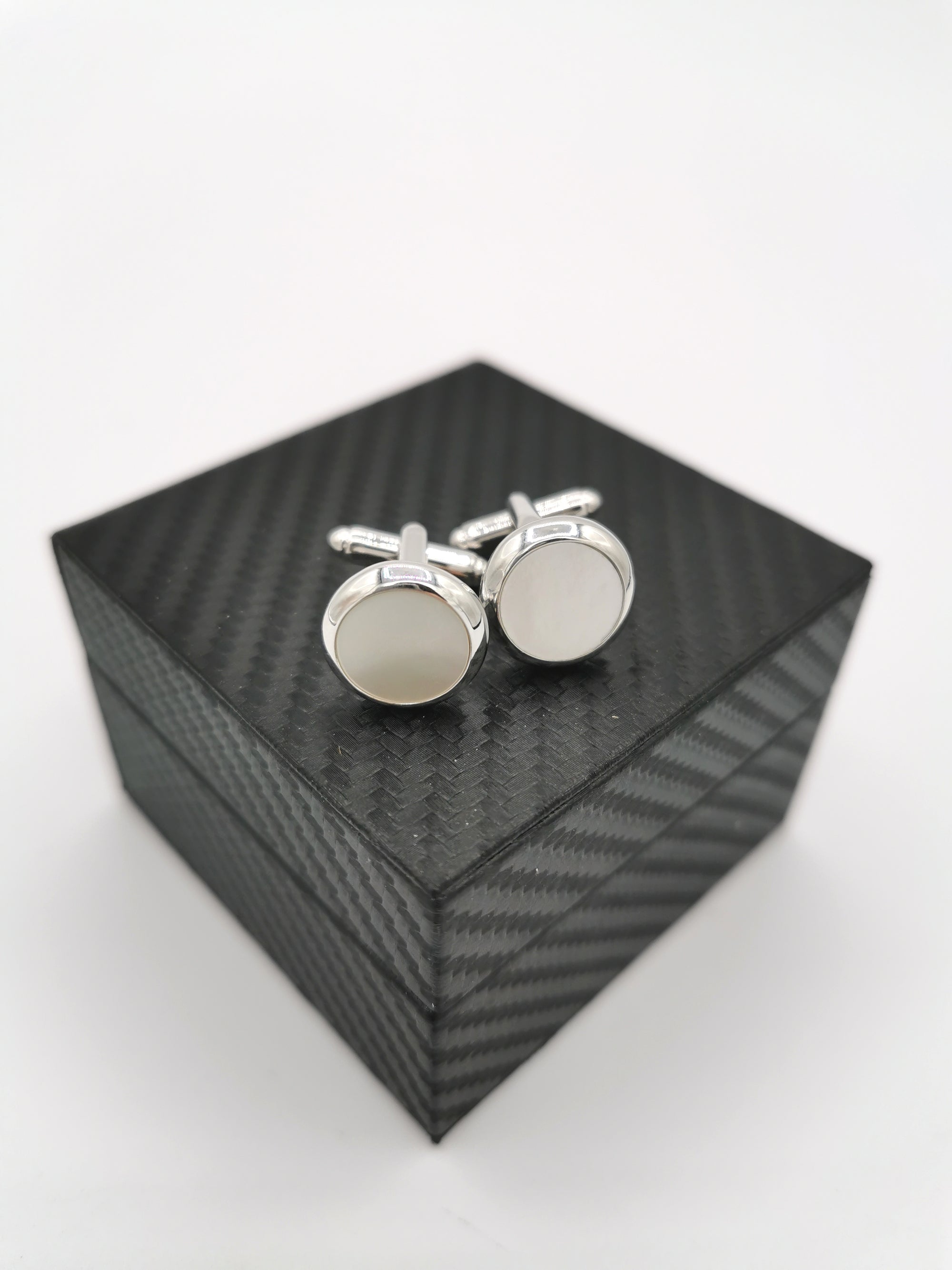 <p id="isPasted">CUFFLINKS WITH MOTHER-OF-PEARL INSERT</p>