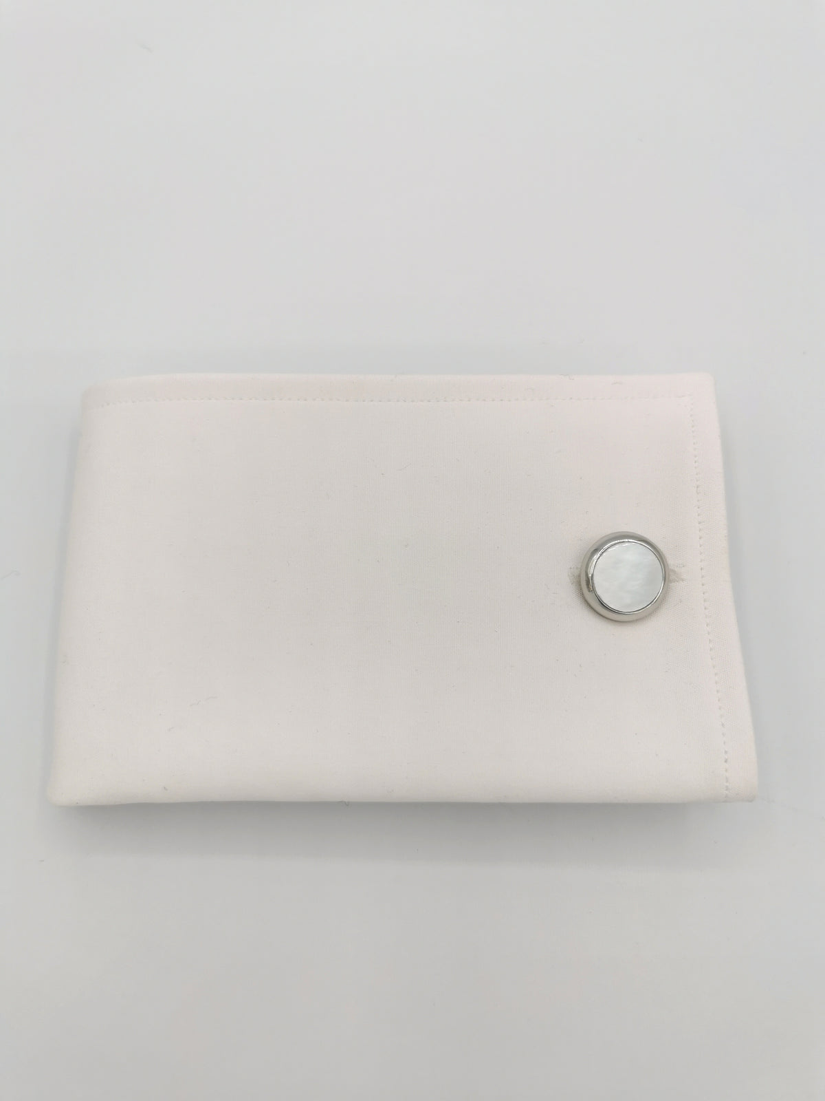 &lt;p id=&quot;isPasted&quot;&gt;CUFFLINKS WITH MOTHER-OF-PEARL INSERT&lt;/p&gt;