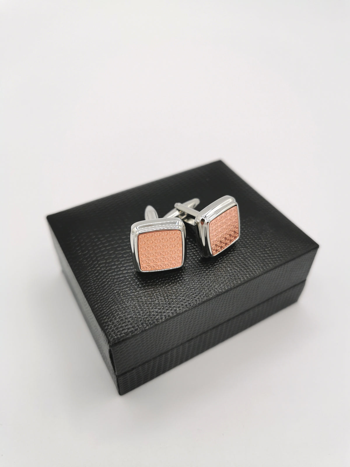 &lt;p&gt;&lt;p&gt;Cufflinks in square shape&lt;/p&gt;&lt;/p&gt;