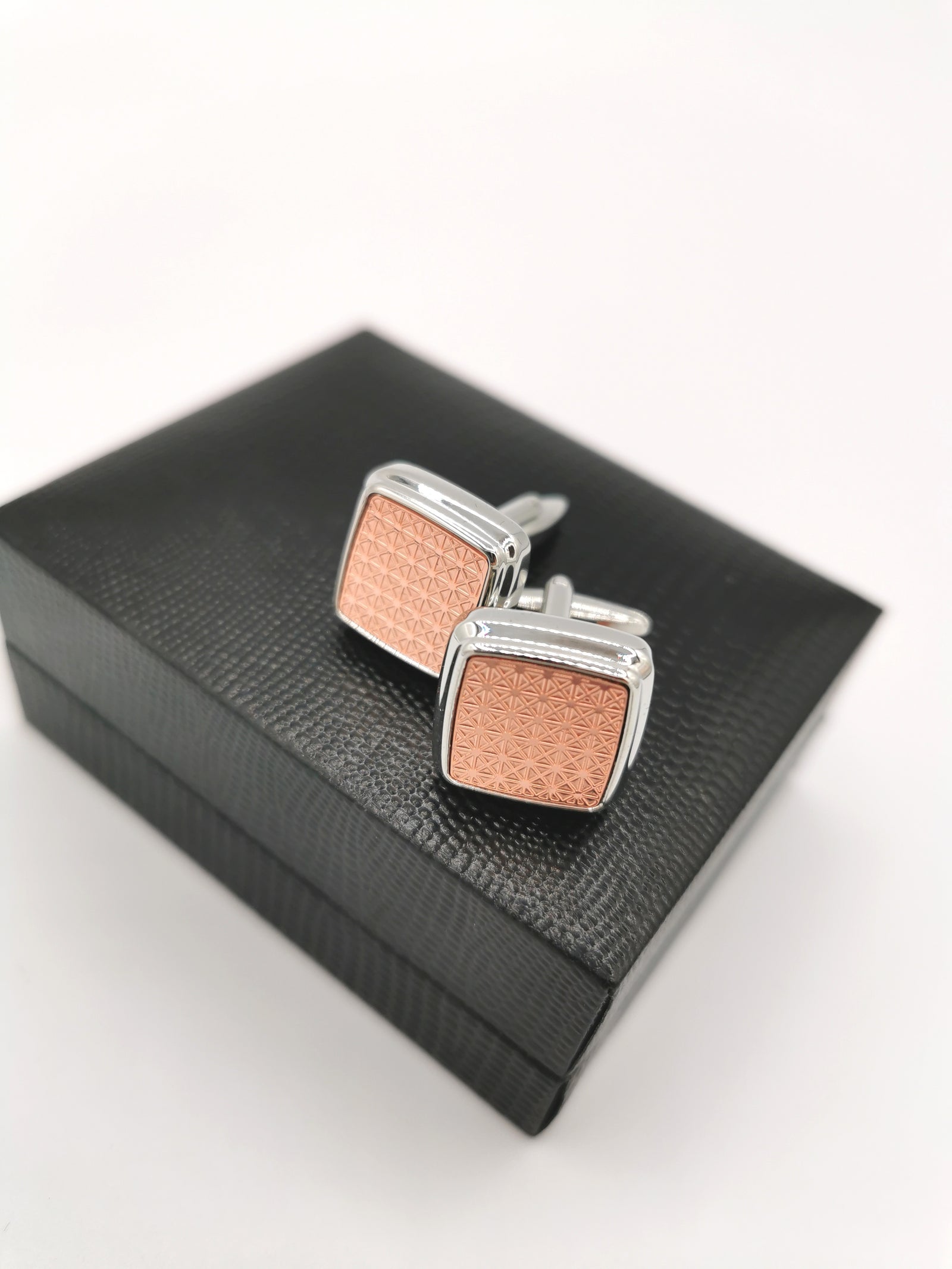 <p><p>Cufflinks in square shape</p></p>