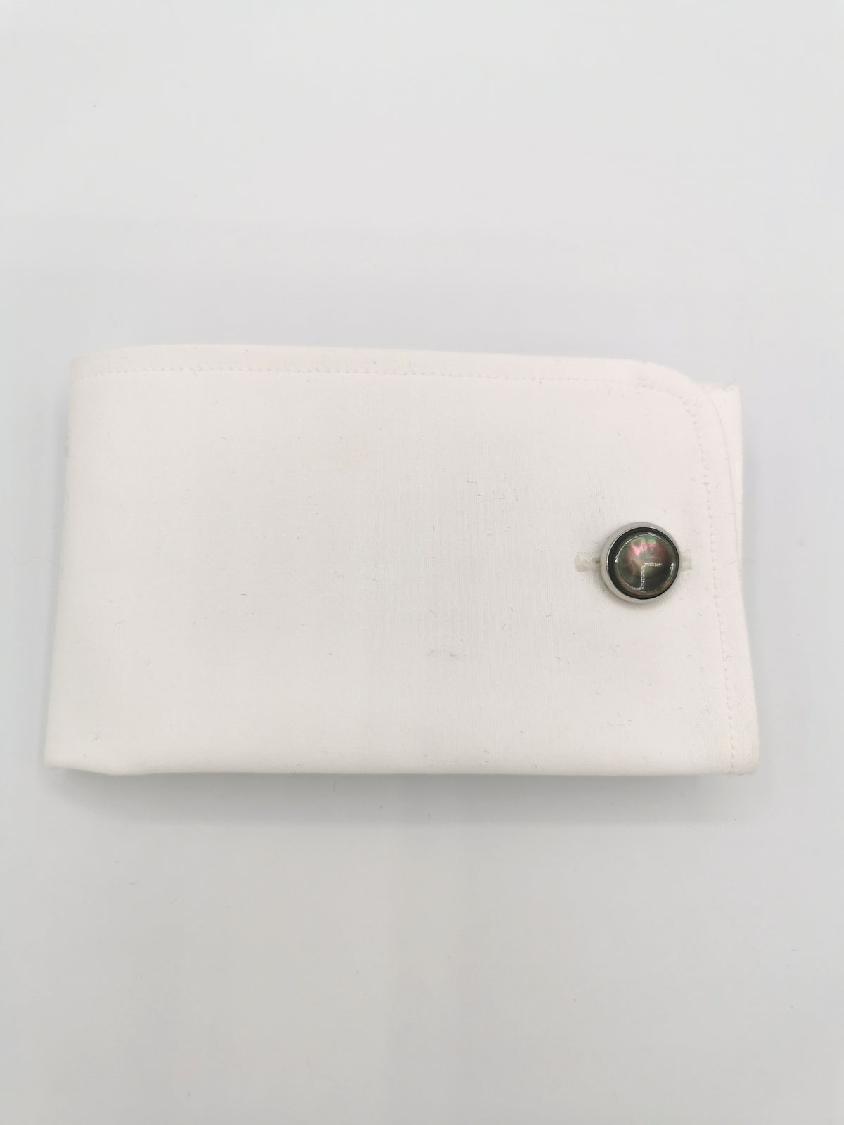 Round cufflinks with smoked mother-of-pearl insert
