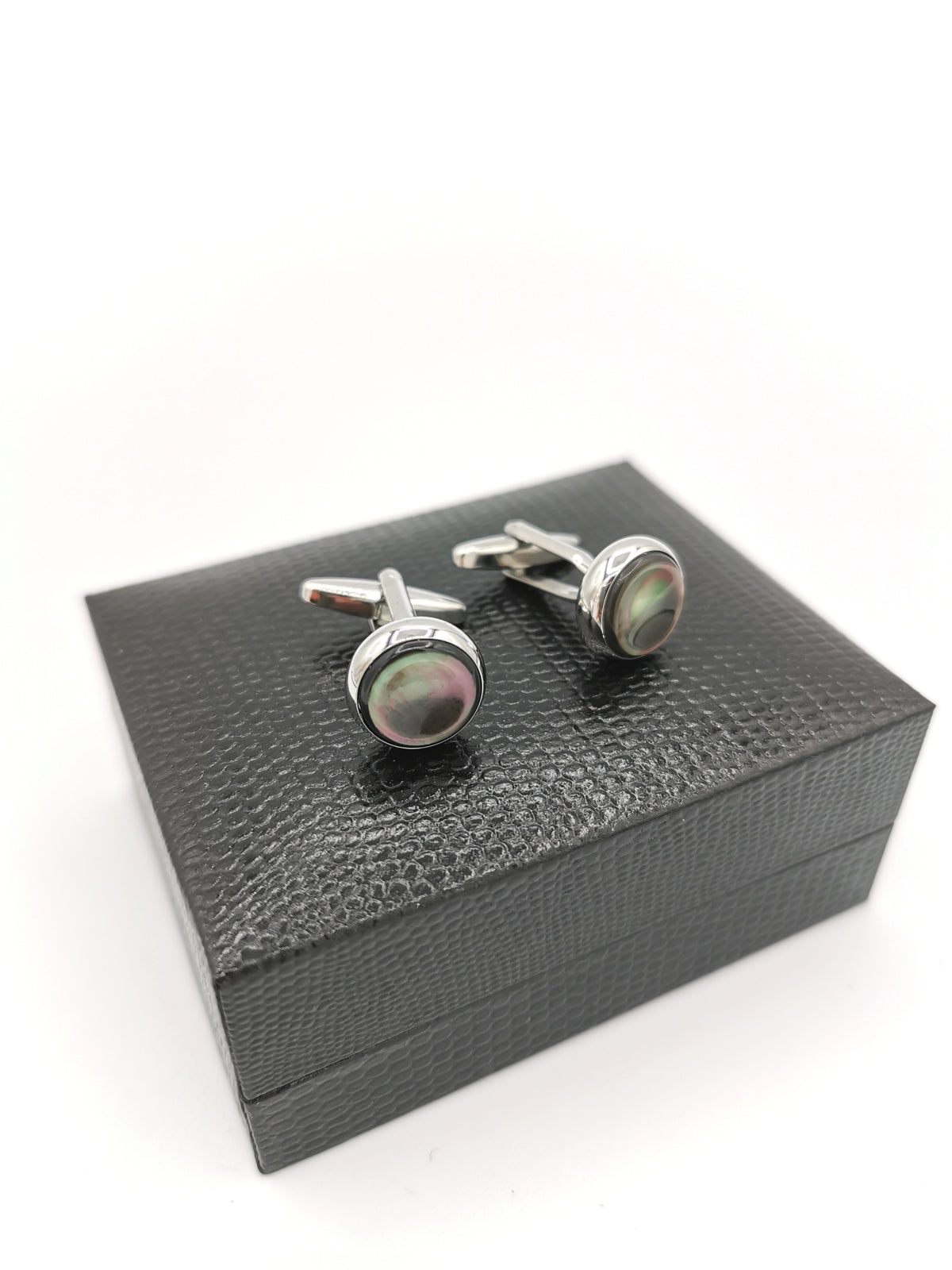 Round cufflinks with smoked mother-of-pearl insert