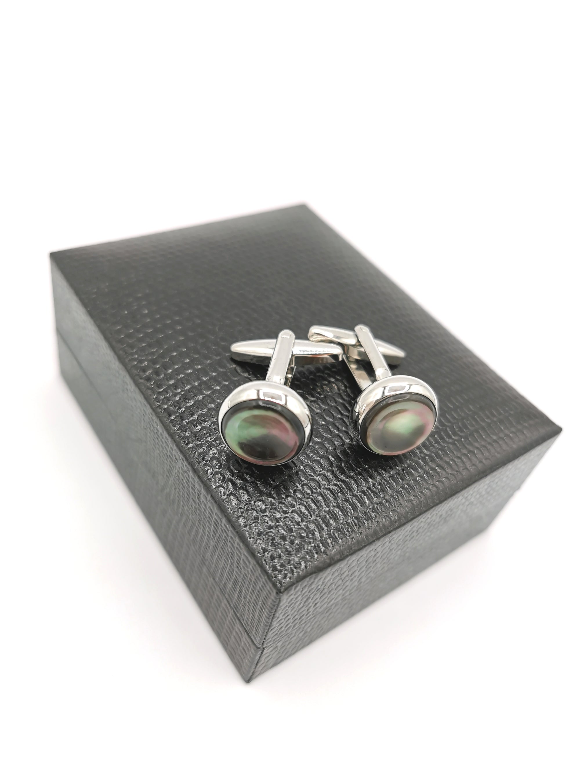 Round cufflinks with smoked mother-of-pearl insert