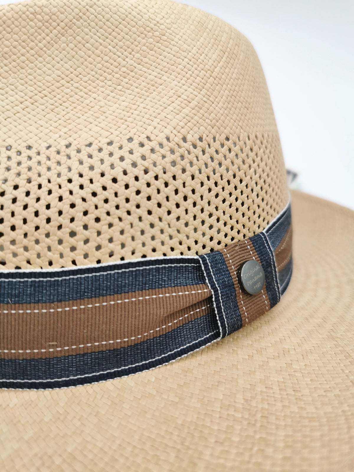 Chapeau Panama coloris sable et bandeau bicolore bleu acier-marron